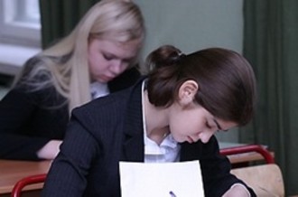 Школьники уже написали выпускное сочинение в рамках запланированной резервной даты.